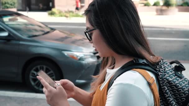 年轻女子走路 发短信或发短信给她的朋友 — 图库视频影像