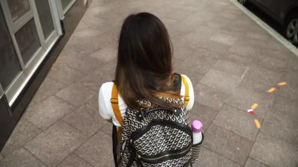 Mujer Millennial Ansiosa Caminando Sola Acera Sintiéndose Deprimida — Vídeo de stock
