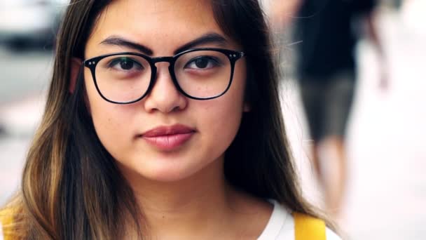 Ung Asiatisk Kvinna Porträtt Med Neutrala Uttryck Inga Känslor — Stockvideo