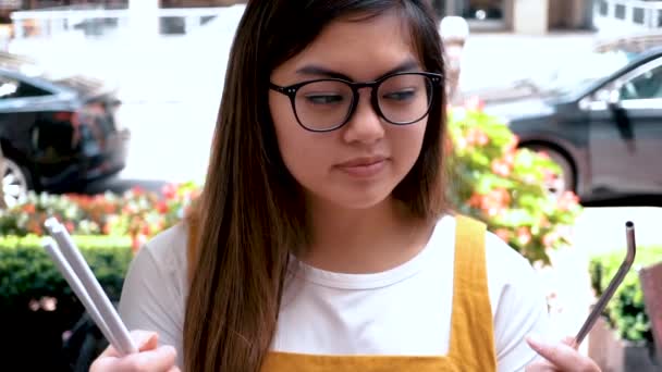 Asiatische Millennials Haben Die Wahl Zwischen Strohhalmen Aus Papier Oder — Stockvideo