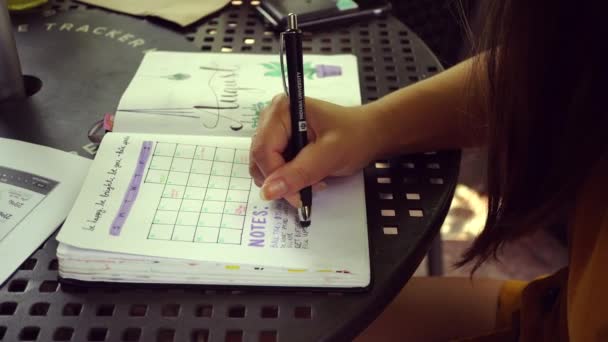 Young Millennial Writing Notebook Rester Organisé Avec Travail École — Video
