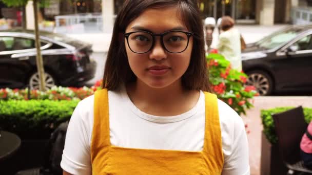 Millennial Asiatin Glücklich Mit Wiederverwendbarem Metallstroh Und Plastikstrohhalmen — Stockvideo
