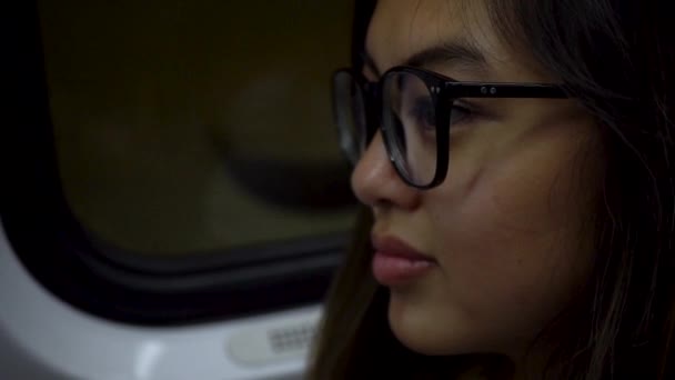 Ung Asiatisk Kvinna Ridning Kollektivtrafik Tunnelbana Metro — Stockvideo