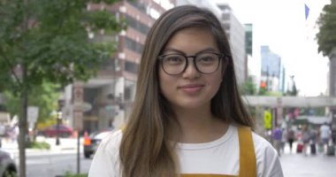 Asyalı Kadın Şehir Arkaplanıyla Gülümsüyor