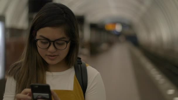 Ung Kvinna Väntar Tåg Washington Metro System — Stockvideo