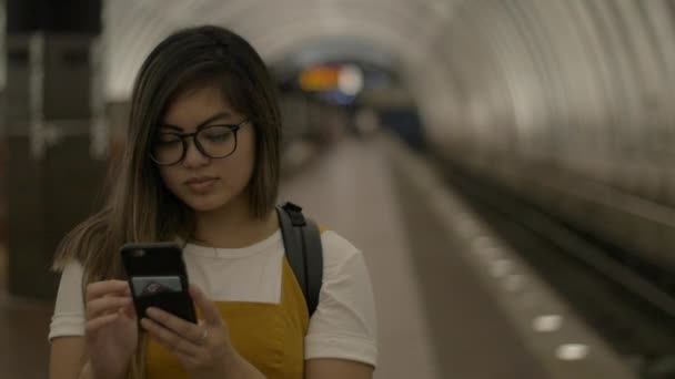 Ung Kvinna Väntar Tåg Tunnelbaneplattform Pendling — Stockvideo