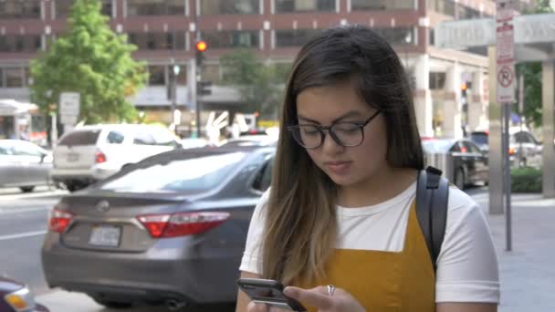 年轻女子在城市繁忙的生活中发短信 — 图库视频影像