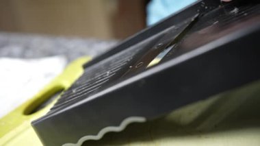 Mutfakta mandolin dilimleyici kullanarak ev yemeği.
