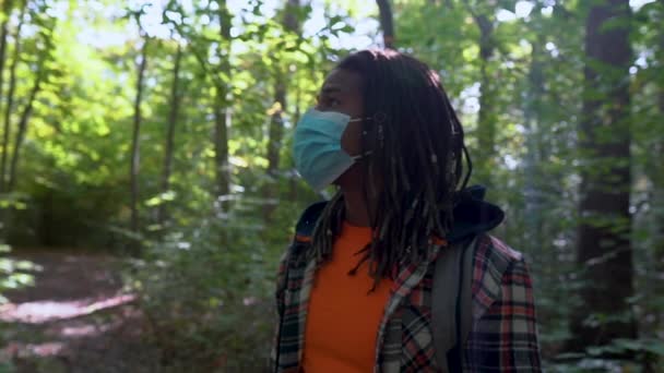 Afrikai Amerikai Férfi Visel Coronavirus Megelőzés Arc Maszk Körülnéz Erdőben — Stock videók