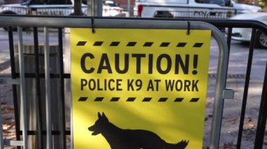 Washington DC 2023 - Dikkat Polis K9 İş Tabelasında Polis Arabaları Arkasında