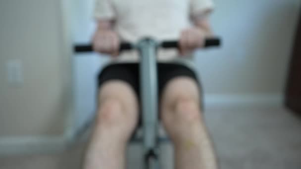 男人用家庭保健设备锻炼 — 图库视频影像