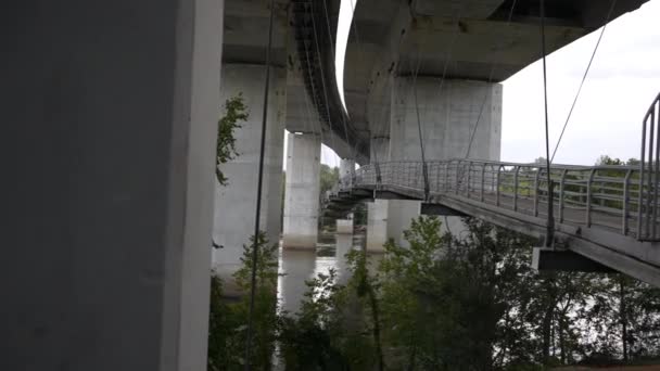 Pan Через Белльський Острів Пішохідний Міст Річмонді Вірджинія — стокове відео