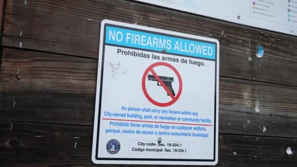 Inga Skjutvapen Tillåten Offentlig Park Tecken Förbjuda Vapen Handhållen Skott — Stockvideo