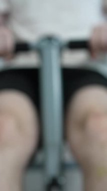 Adam evde spor yapıyor.