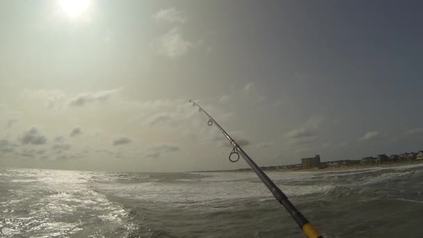 Pov Balıkçısı Ocean Beach Balıkçılık Yapıyor — Stok video