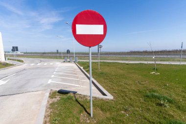 Şehirde bir yol tabelası