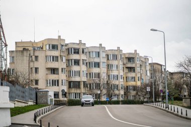 Şehrin manzarası ve arabası.