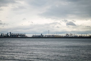 Endüstriyel sahil manzarası