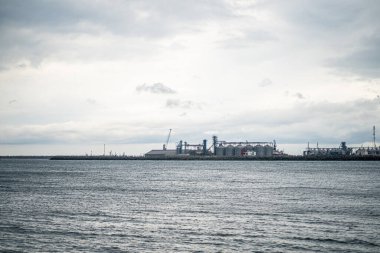 Endüstriyel sahil manzarası