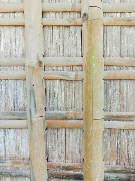 白い模様の古い木製の柵 — ストック写真