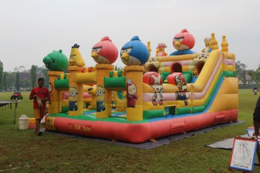 Parktaki çocuk parkı.
