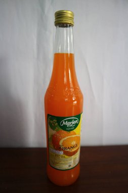 Tahta masada bir bardak bira ve bir şişe şarap.