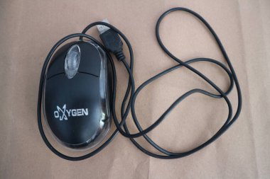 beyaz arkaplanda siyah bilgisayar faresi