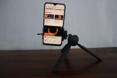 Telefonlu bir robotun dijital illüstrasyonu