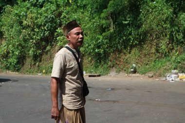 Sırt çantalı bir adam yolda. 