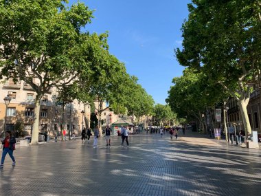 Barselona, İspanya dolaylarında Eylül 2019: Roma şehrinde cadde boyunca yürüyen turistler,