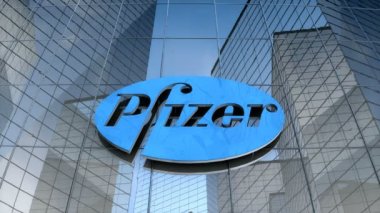 Sadece editoryal kullanım, 3D animasyon, cam bina üzerindeki Pfizer logosu.