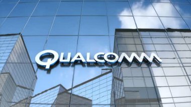 Sadece editoryal kullanım, 3d animasyon, cam bina üzerindeki Qualcomm logosu.