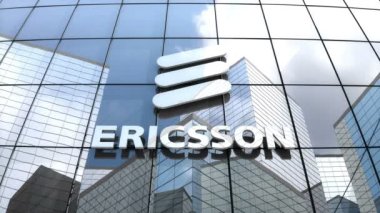 Mart 2018, sadece editoryal kullanım, 3 boyutlu animasyon, Telefon aktiebolaget L. M. Ericsson logosu cam bina üzerine.