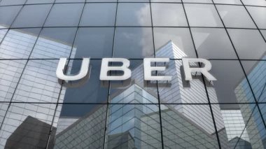 Sadece editoryal kullanım, 3D animasyon, cam bina üzerindeki Uber logosu.