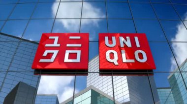 Ocak 2018, sadece editoryal kullanım, 3d animasyon, Uniqlo Co., Ltd. logo on glass building.