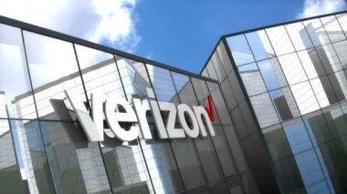 Haziran 2018, sadece editoryal kullanım, 3 boyutlu animasyon, cam bina üzerindeki Verizon logosu.