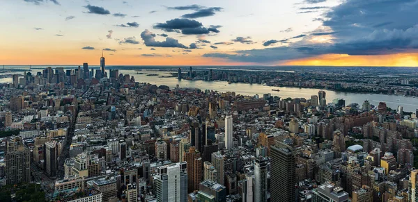 Під Час Чудового Заходу Сонця Над Мангеттеном Нью Йорк — стокове фото