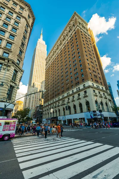 New York Abd Ağustos 2022 Empire State Binası Önünde Karşıdan — Stok fotoğraf