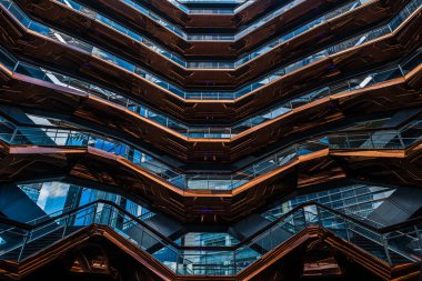 Aracın içi gökdelenli bir anıt.