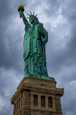 New York 'ta bulutlu bir günde Özgürlük Anıtı.