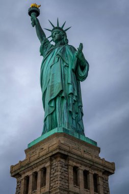 New York 'ta bulutlu bir günde Özgürlük Anıtı.