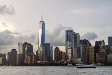 New York 'ta, Manhattan' ın aşağısındaki finans bölgesinde bulutlar var..
