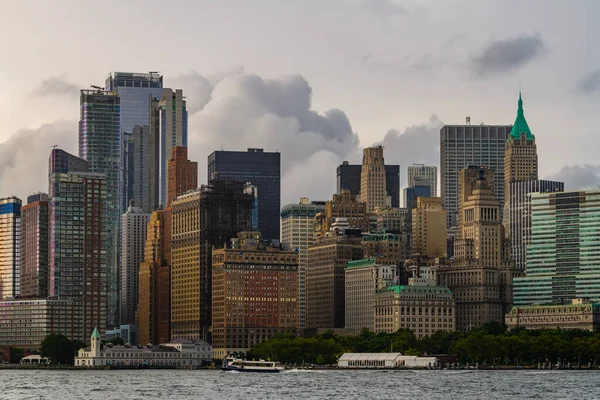Finansdistriktet Nedre Manhattan New York City Med Moln Bakgrunden — Stockfoto