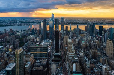 New York 'ta Hudson Metrelerinin üzerinde güzel bir gün batımı boyunca bir yağmur fırtınası.