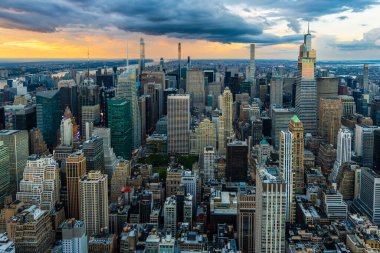 New York 'ta Manhattan şehir merkezinde güzel gün batımında bir yağmur fırtınası..
