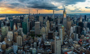 New York 'ta Manhattan şehir merkezinde güzel gün batımında bir yağmur fırtınası..