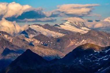 Avusturya Alplerindeki Hohe Tauern Dağları 'nın Glockner Grubu' nun üzerindeki dramatik bulutlar.