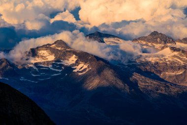 Avusturya Alplerindeki Hohe Tauern Dağları 'nın Glockner Grubu' nun üzerindeki dramatik bulutlar.