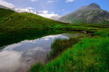 Salzbodensee Gölü Hohe Tauern Ulusal Parkı 'ndaki Grossvenediger Zirvesi' ne giden manzaralı patikada..