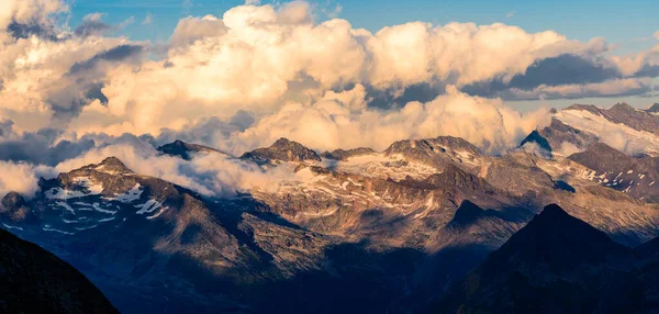 オーストリアのアルプスのHohe Tauern山脈のグロックナーグループの上の劇的な雲 — ストック写真